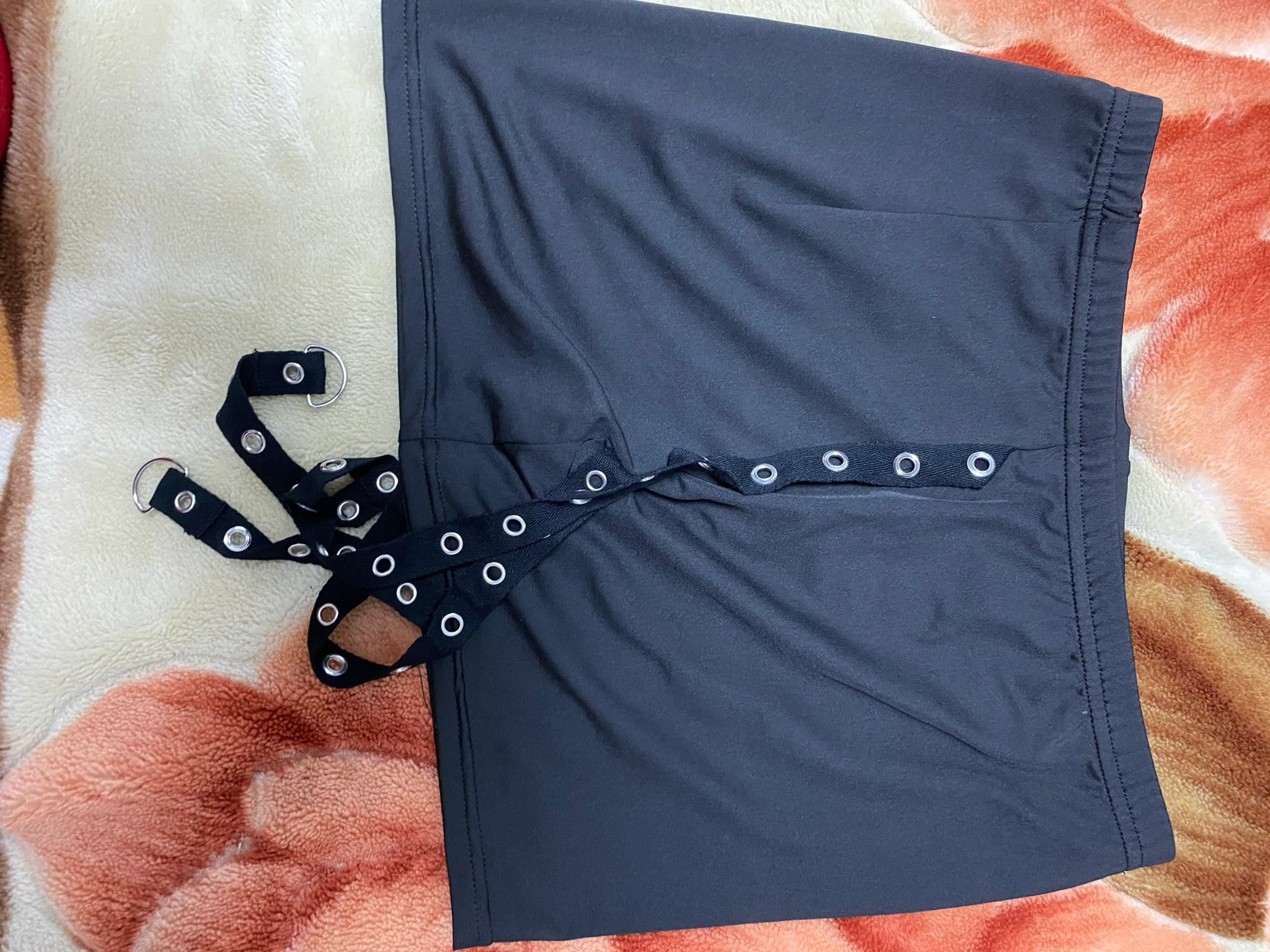 Jupe Mini Noire Ajustée – Détail de Boutons et de Ceintures – Style Gothique / Rock – photo 2
